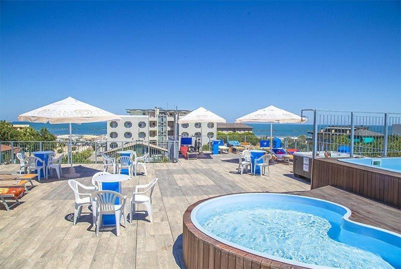 Hotel Leonardo Чезенатико Экстерьер фото