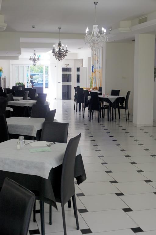 Hotel Leonardo Чезенатико Экстерьер фото